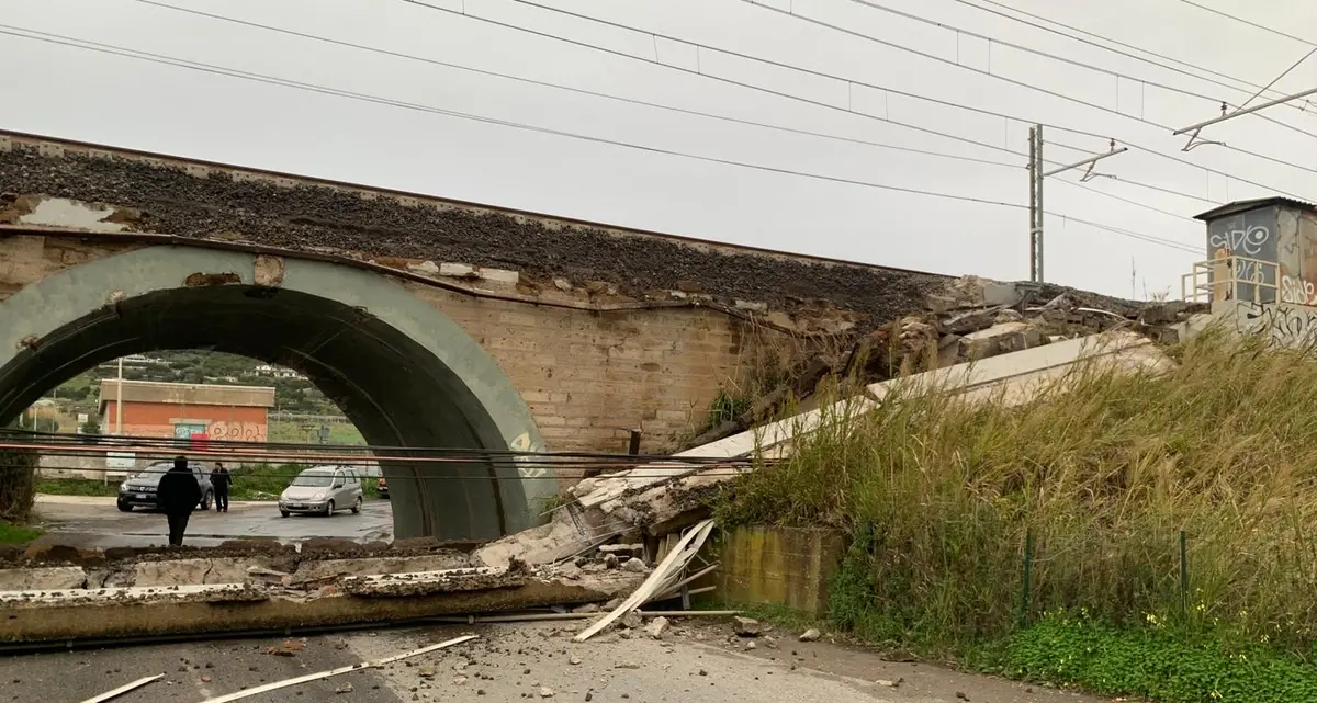 «Centinaia di persone abbandonate nella tratta Roma–Civitavecchia: una notte al freddo sotto la pioggia»