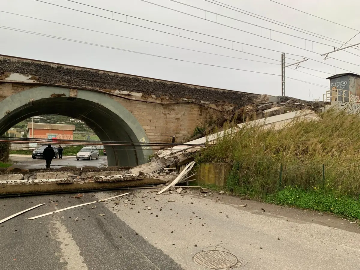 «Centinaia di persone abbandonate nella tratta Roma–Civitavecchia: una notte al freddo sotto la pioggia»