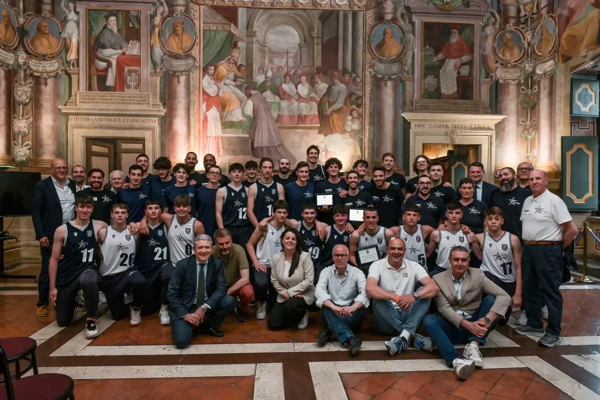 Il gruppo della scorsa stagione della Stella Azzurra Basket che ha ottenuto la promozione in serie B grazie al successo nella C Gold