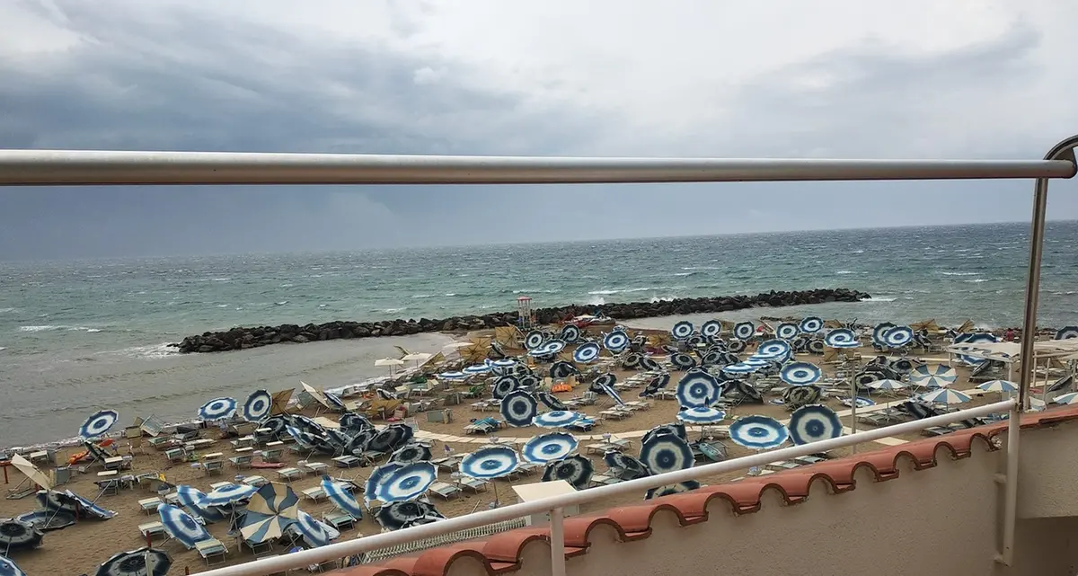 Tromba d’aria a Santa Severa: fuga dalla spiaggia. Un platano crolla su un’abitazione VIDEO