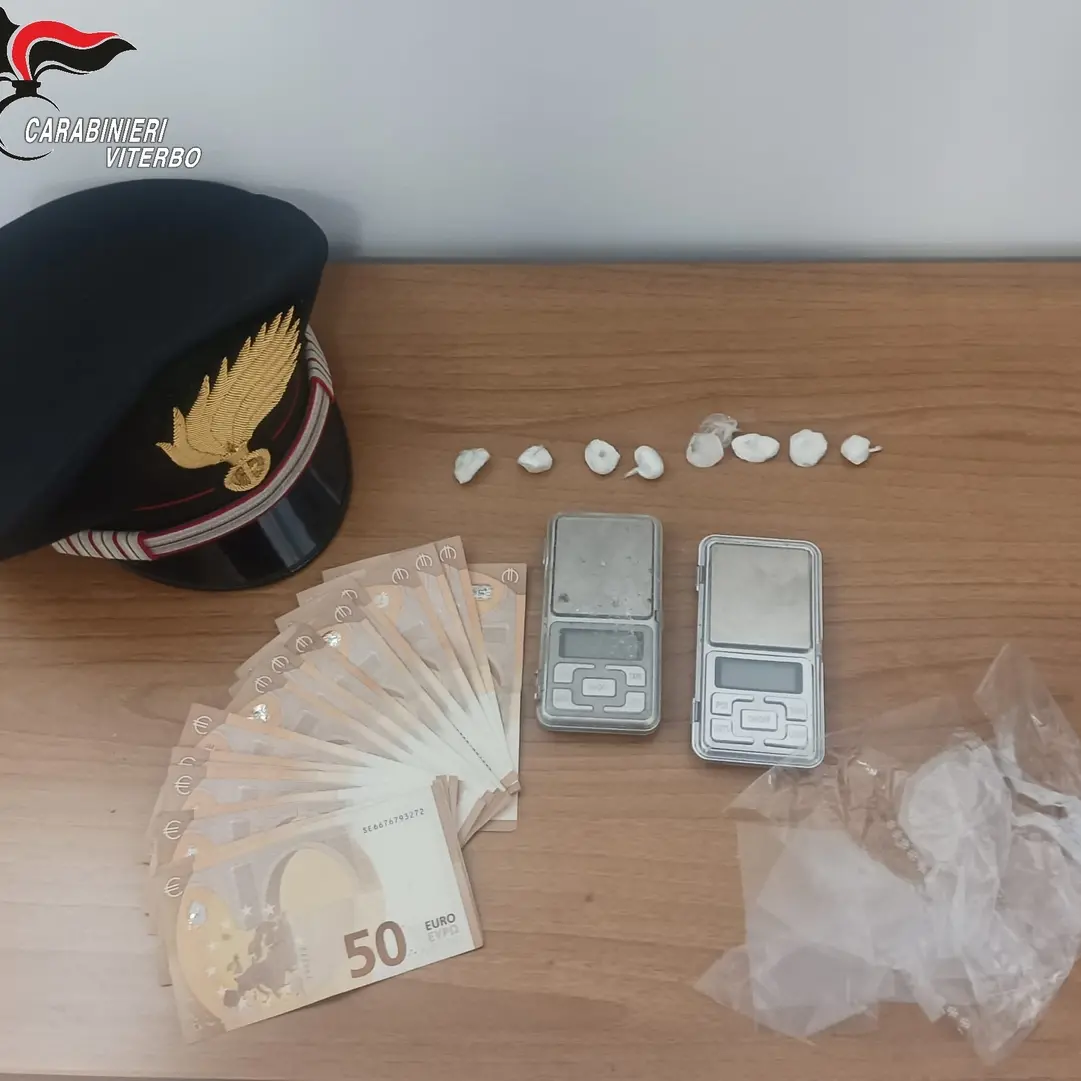 Tentano di sfuggire al controllo dei carabinieri, trovati con 8 dosi di cocaina