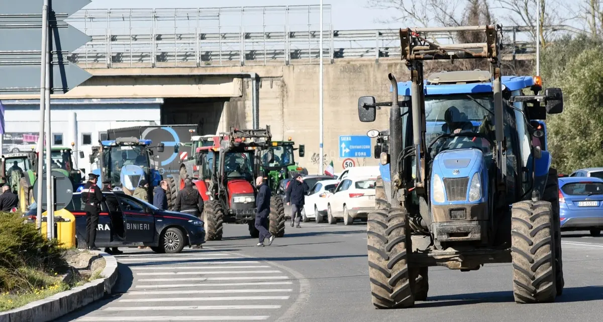 Viterbo: trattori bloccano la Cassia Nord