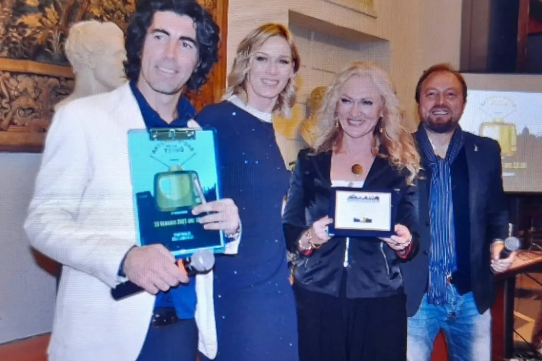 Da sinistra Fabrizio Pacifici, la premiata Manuela Biancospino e Fabrizio Santori