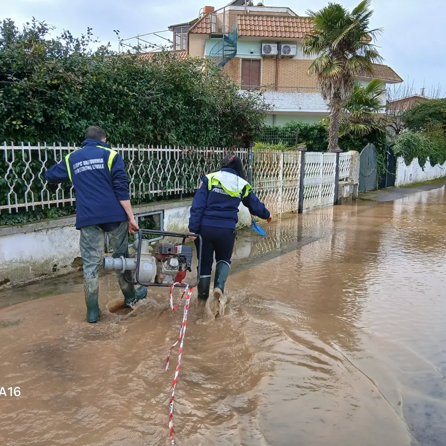 Maltempo, allagamenti al Lido e fango sulla strada dell’Acquetta