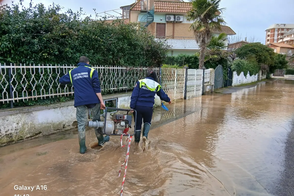 Maltempo, allagamenti al Lido e fango sulla strada dell’Acquetta