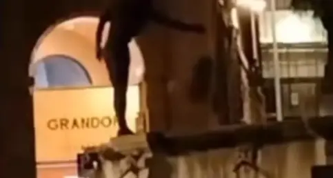 Viterbo: si fa il “bagno” nella fontana di piazza della Rocca