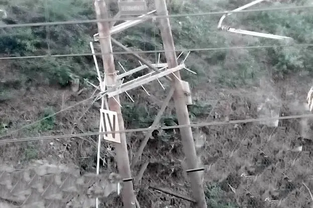 Danneggiato un traliccio elettrico che fa da ponte tra i binari