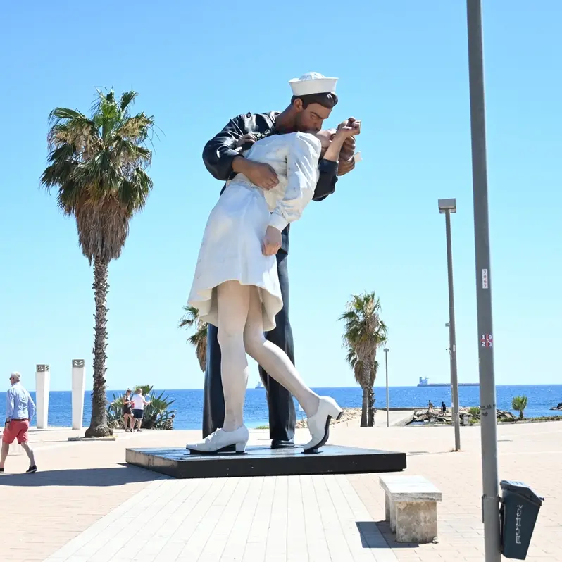 Statua del Bacio, l’opposizione critica l’amministrazione