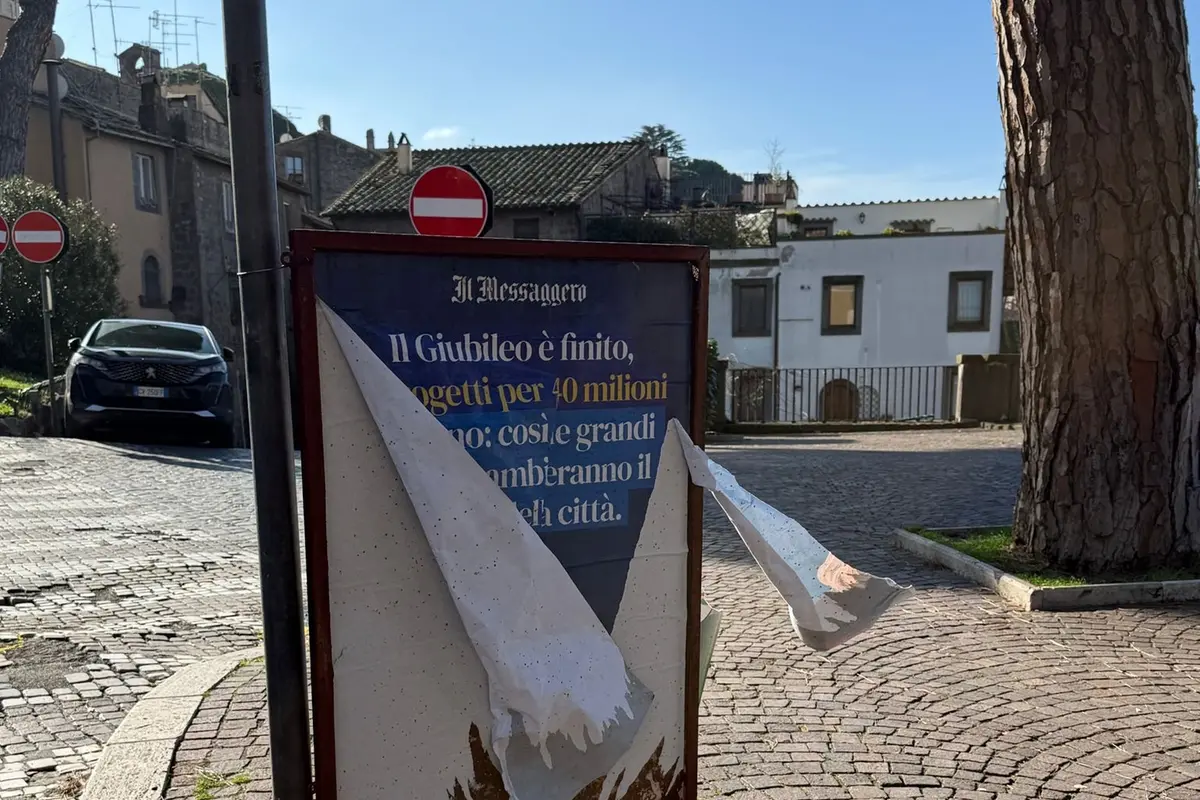 Nuovo atto vandalico contro i manifesti di Giorgia Meloni, FdI: «Intollerabile, pericolosa deriva di odio politico»