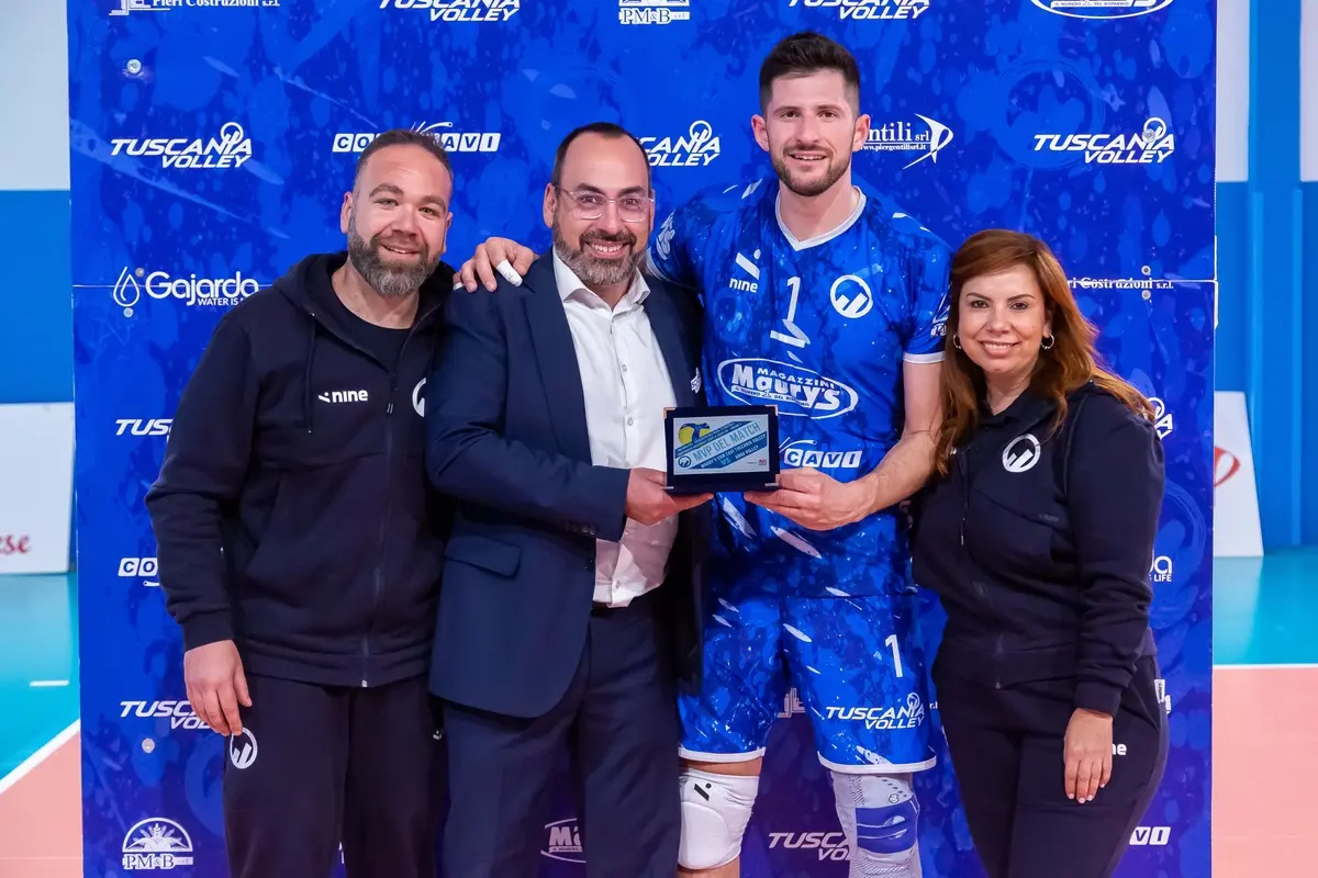 L'Mvp Pierlorenzo Buzzelli premiato dallo staff medico del Tuscania Volley (Foto Luca Laici)