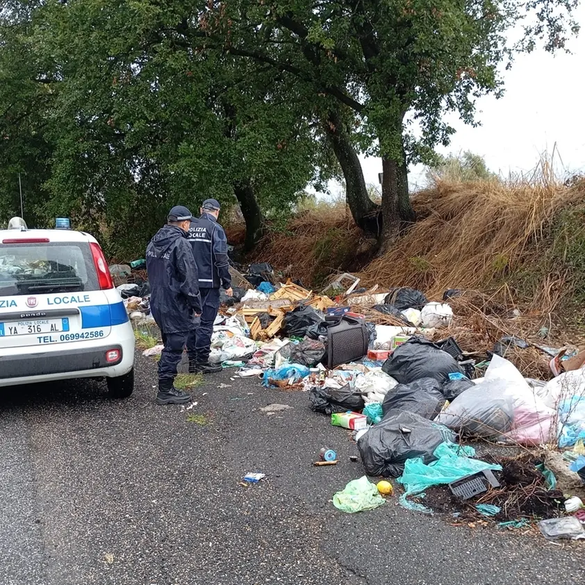 Individuati dalle fototrappole, molti incivili pure incappucciati