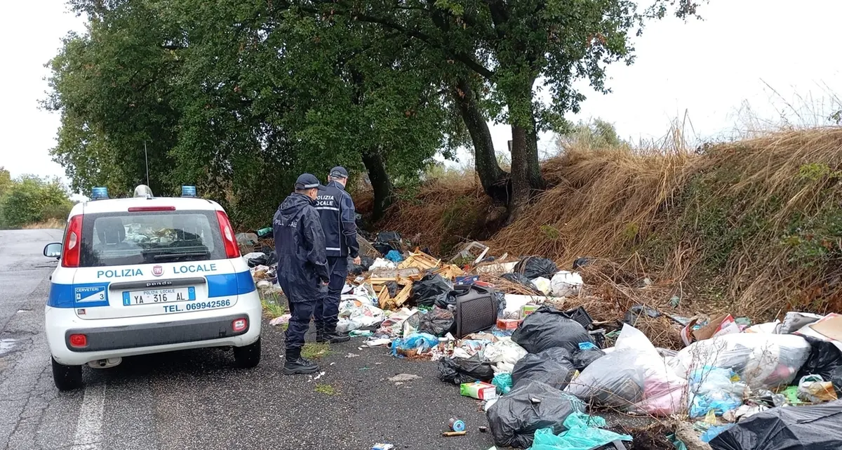 Individuati dalle fototrappole, molti incivili pure incappucciati