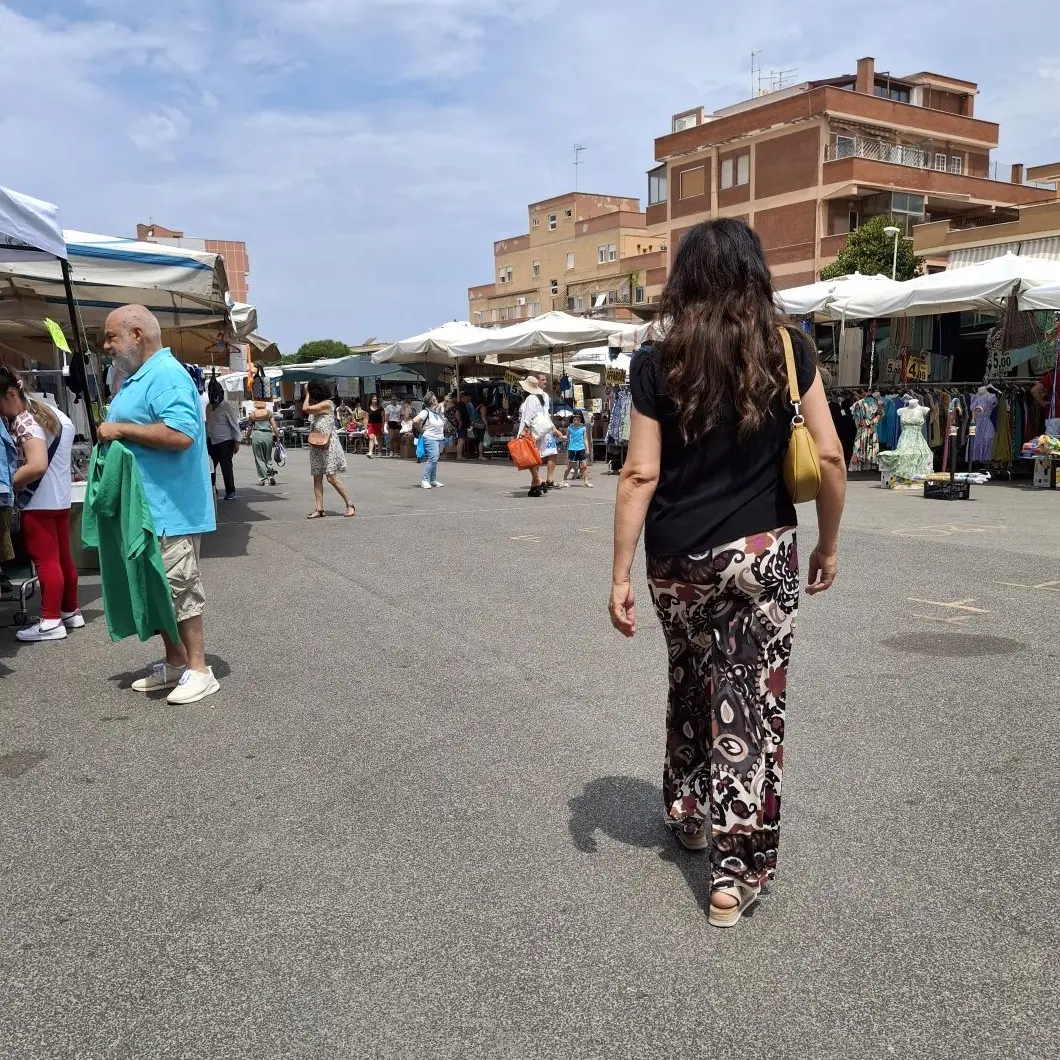 Perde il portafoglio al mercato, lo trova un cittadino egiziano e lo restituisce alla proprietaria