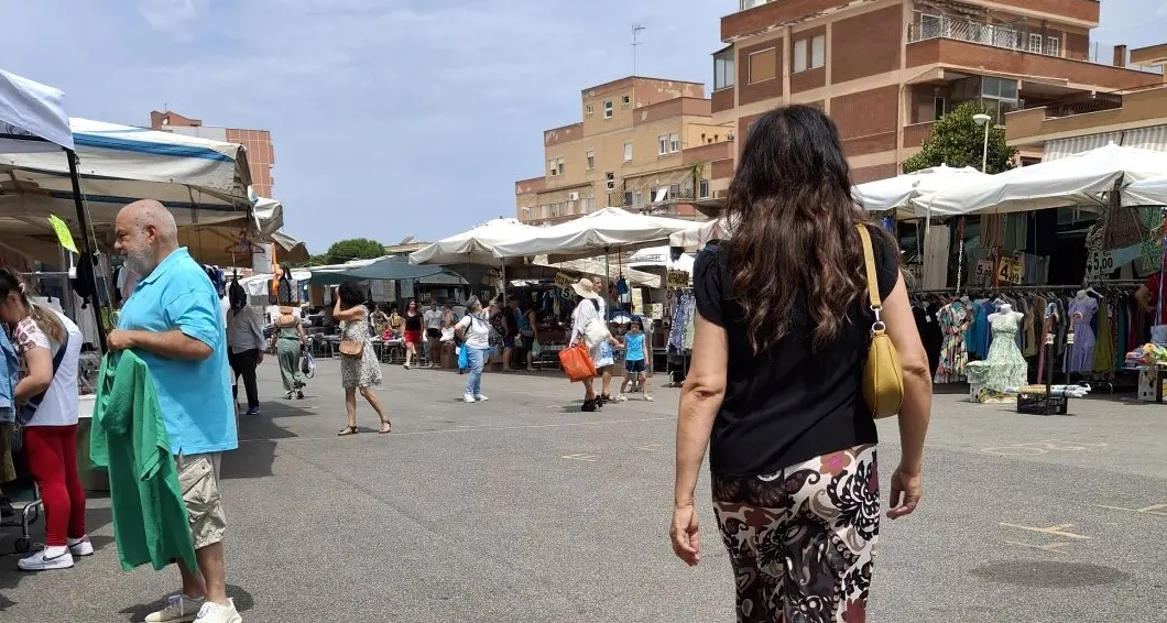Perde il portafoglio al mercato, lo trova un cittadino egiziano e lo restituisce alla proprietaria