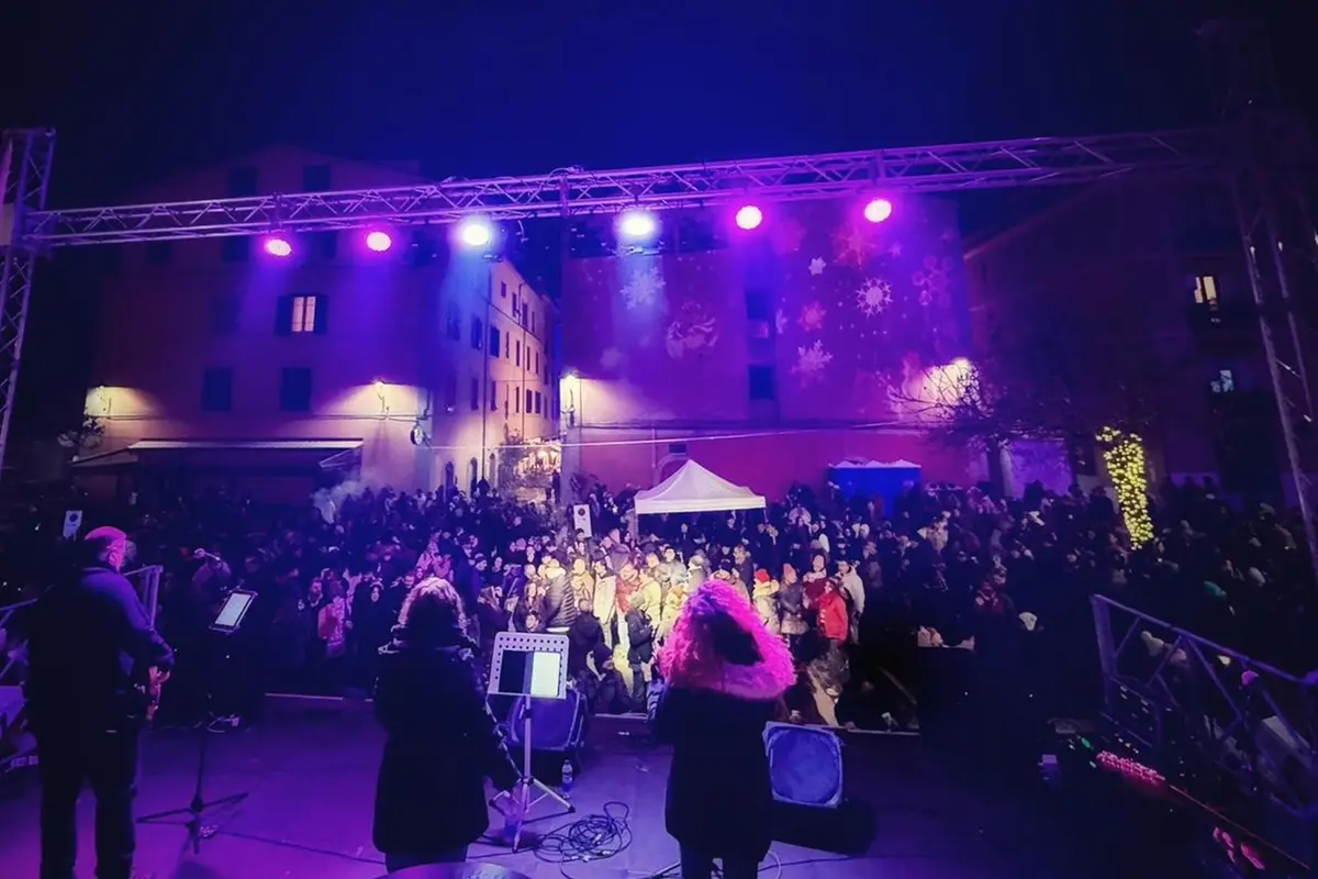Capodanno in piazza Fratti: oltre mille persone per salutare il 2026