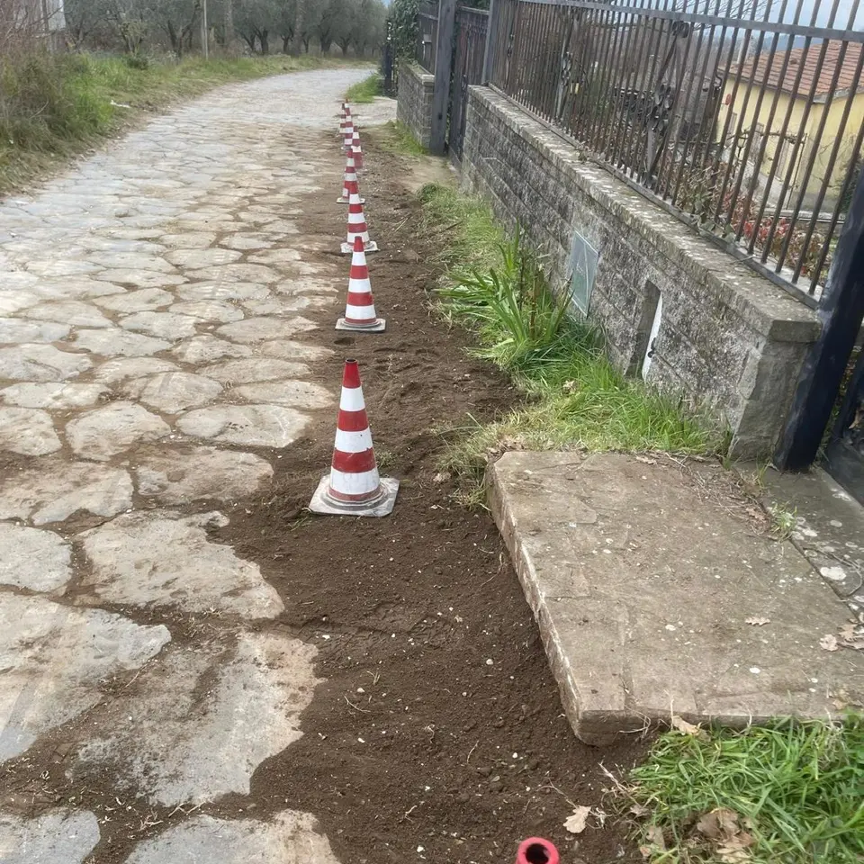 Cassia romana “sfregiata” dalla posa della fibra