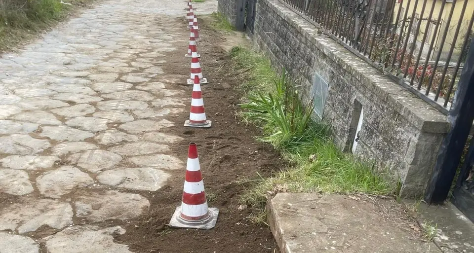 Cassia romana “sfregiata” dalla posa della fibra