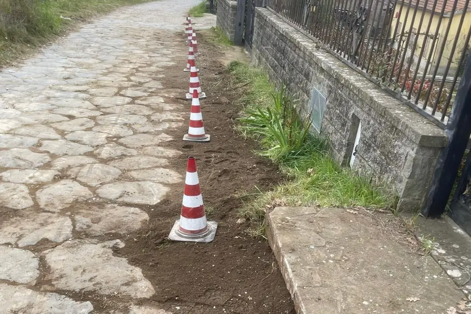 Cassia romana “sfregiata” dalla posa della fibra