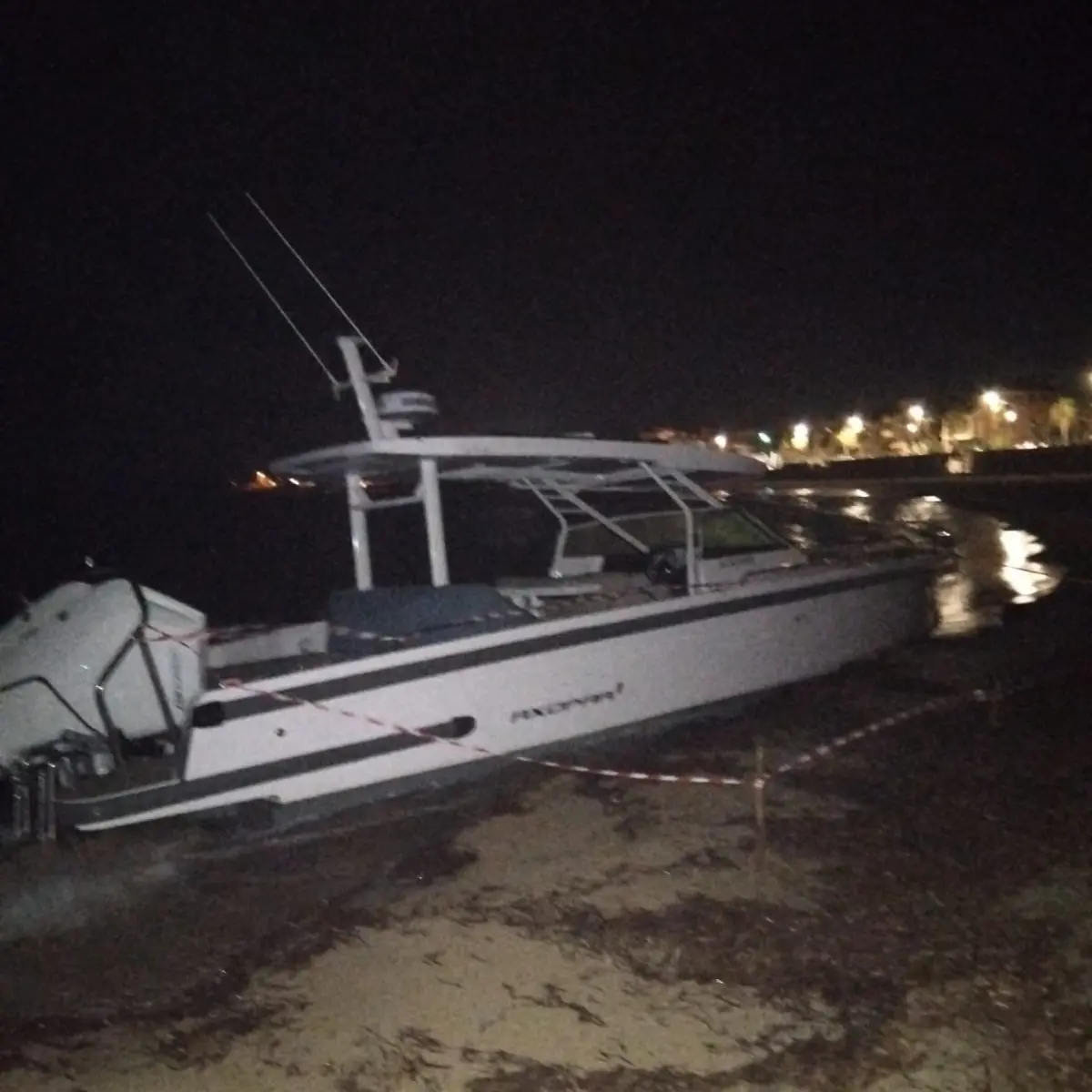 Scafo spiaggiato a Santa Marinella