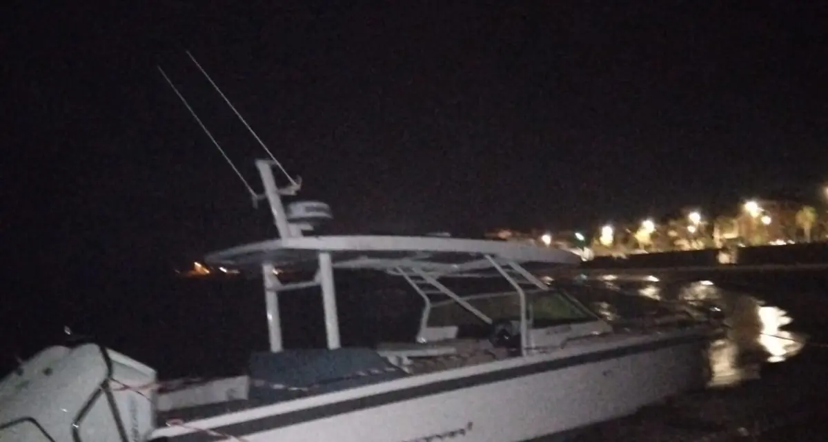 Scafo spiaggiato a Santa Marinella