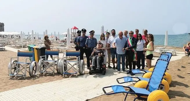 Taglio del nastro per la spiaggia inclusiva dedicata ai disabili