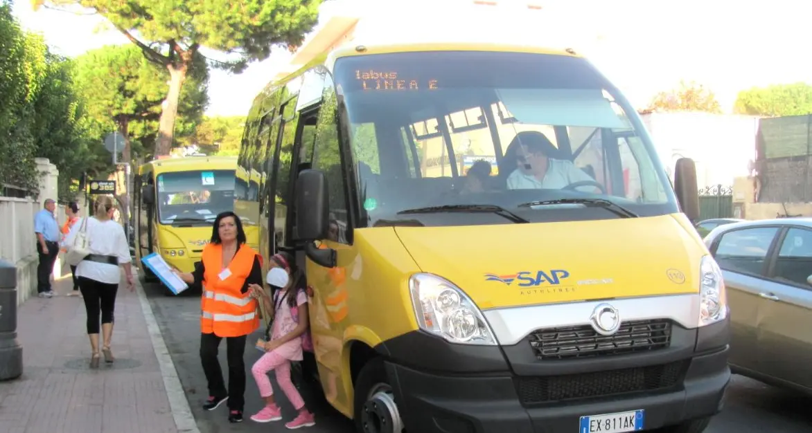 «Scuolabus Santa Marinella, ci sono famiglie che hanno pagato il servizio e non trovano posto»