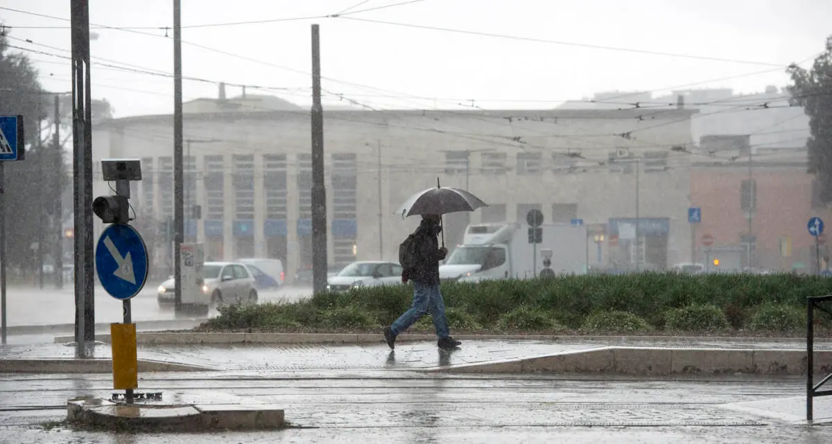 Maltempo, allerta meteo arancione per domani: temporali e rovesci