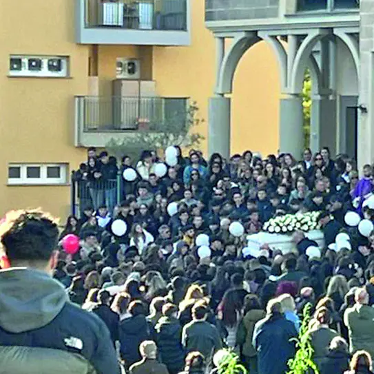 Palloncini bianchi e blu per l’ultimo saluto a Gabriele