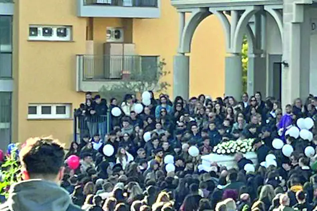 Palloncini bianchi e blu per l’ultimo saluto a Gabriele