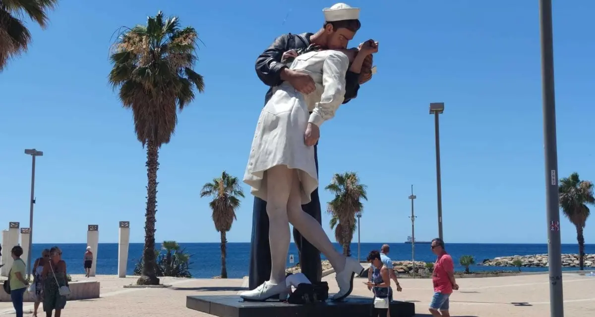 Santa Marinella, 60mila euro per tenere la Statua del bacio per tre anni