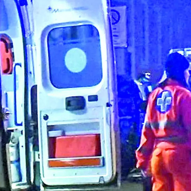 Si schianta con lo scooter contro il guard rail: centauro morto sul colpo