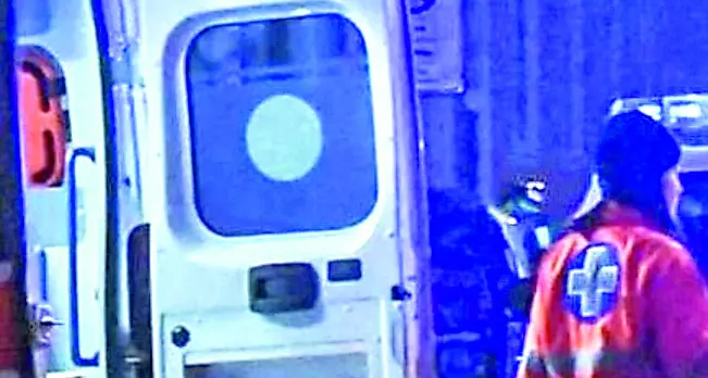 Si schianta con lo scooter contro il guard rail: centauro morto sul colpo