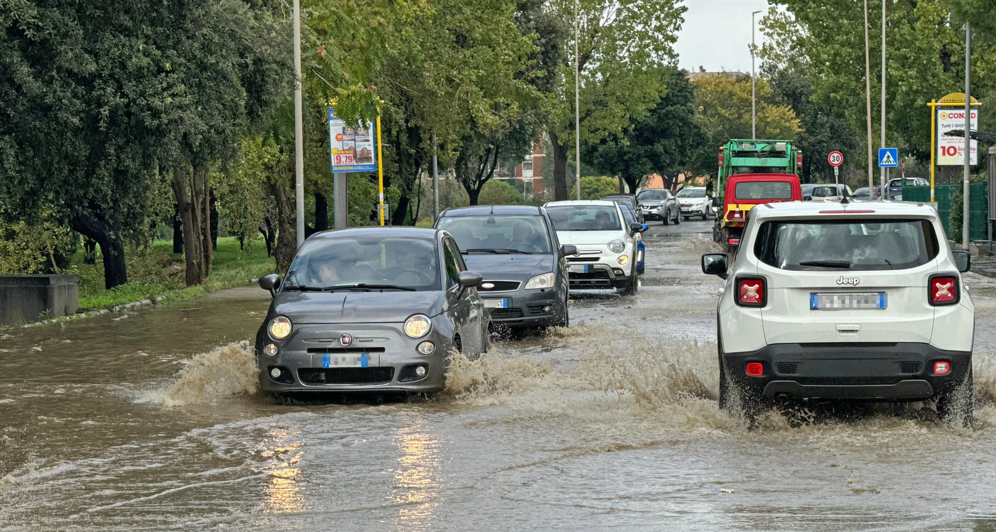 Maltempo in città, strade trasformate in fiumi