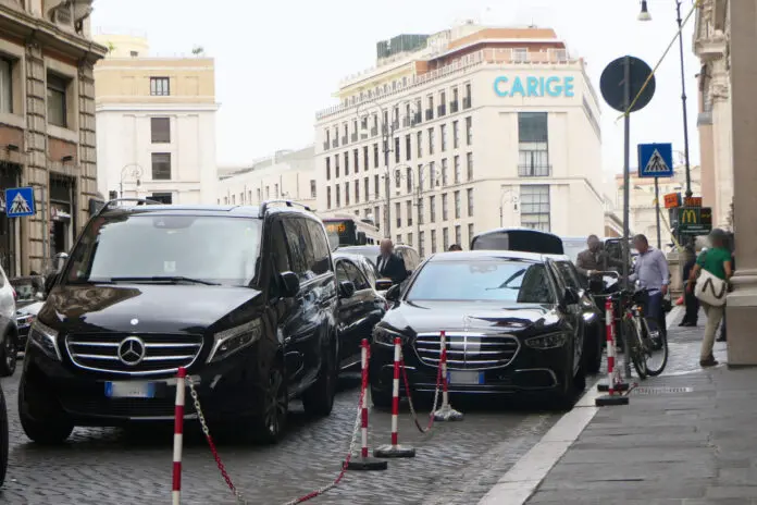 Gli Ncc parcheggiati in doppia fila in via Vittorio Emanuele Orlando, a Roma. , Agenzia Nova