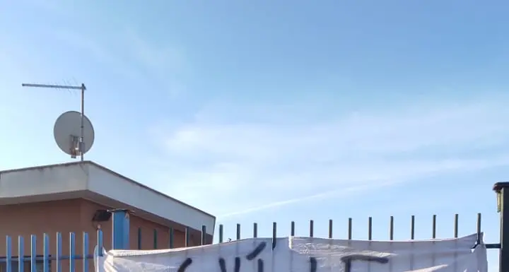 “Giù le mani dal Consalvi”. Striscioni e proteste dei genitori contro la giunta