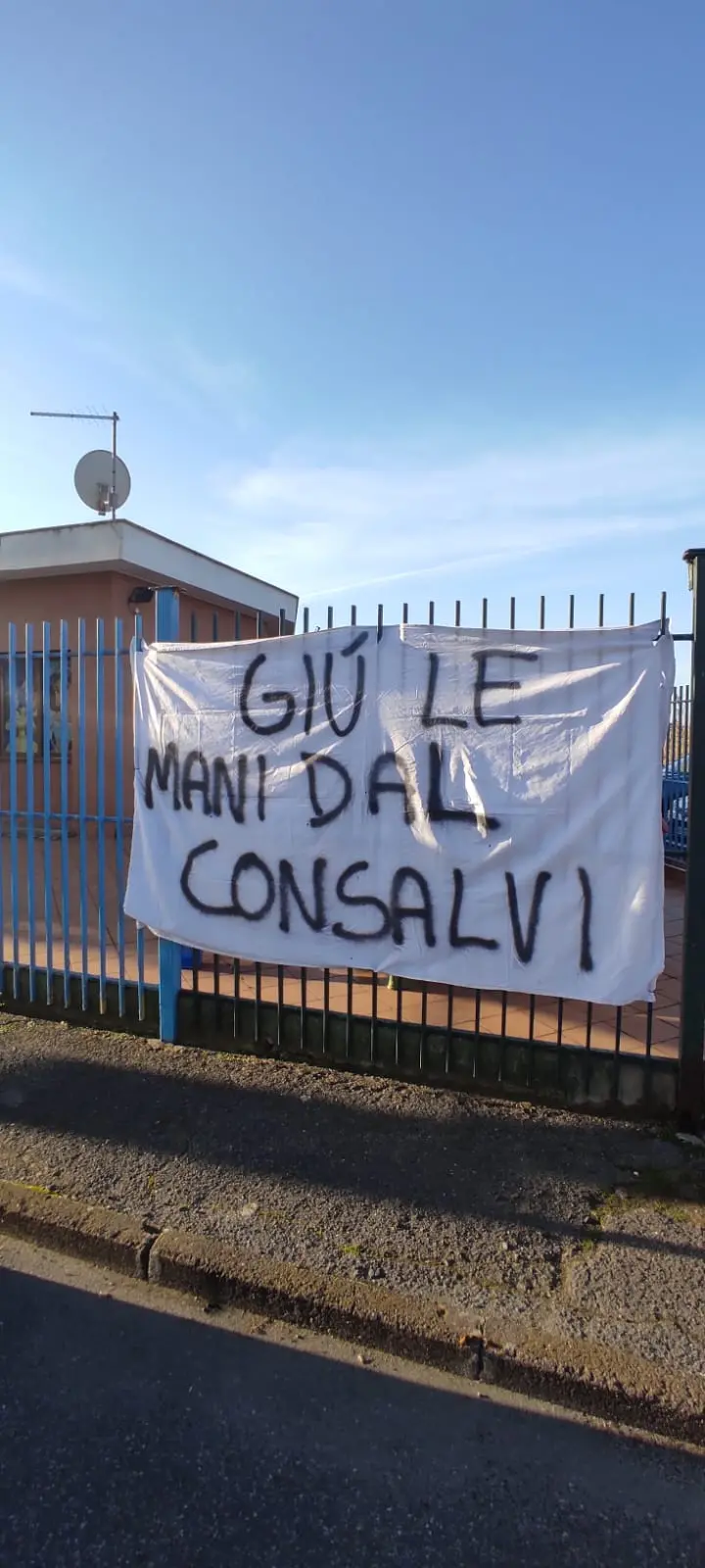 “Giù le mani dal Consalvi”. Striscioni e proteste dei genitori contro la giunta