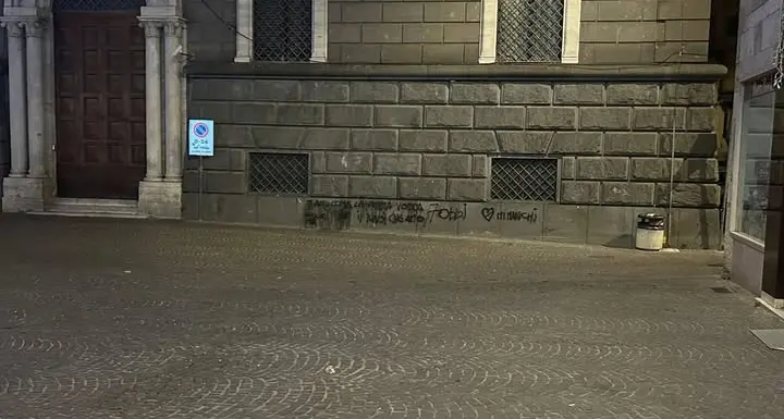 Viterbo: imbrattato il muro dell’ex Banca d’Italia