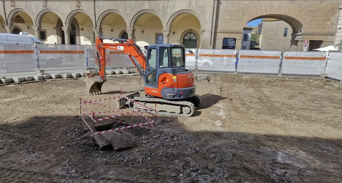 Viterbo: voragine in piazza del Comune durante i lavori di pavimentazione