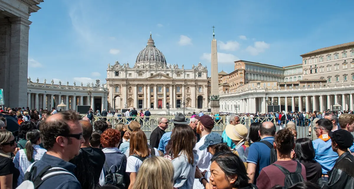 Vaticano, turisti senza la Sistina: «Momento storico, l’emozione resta»