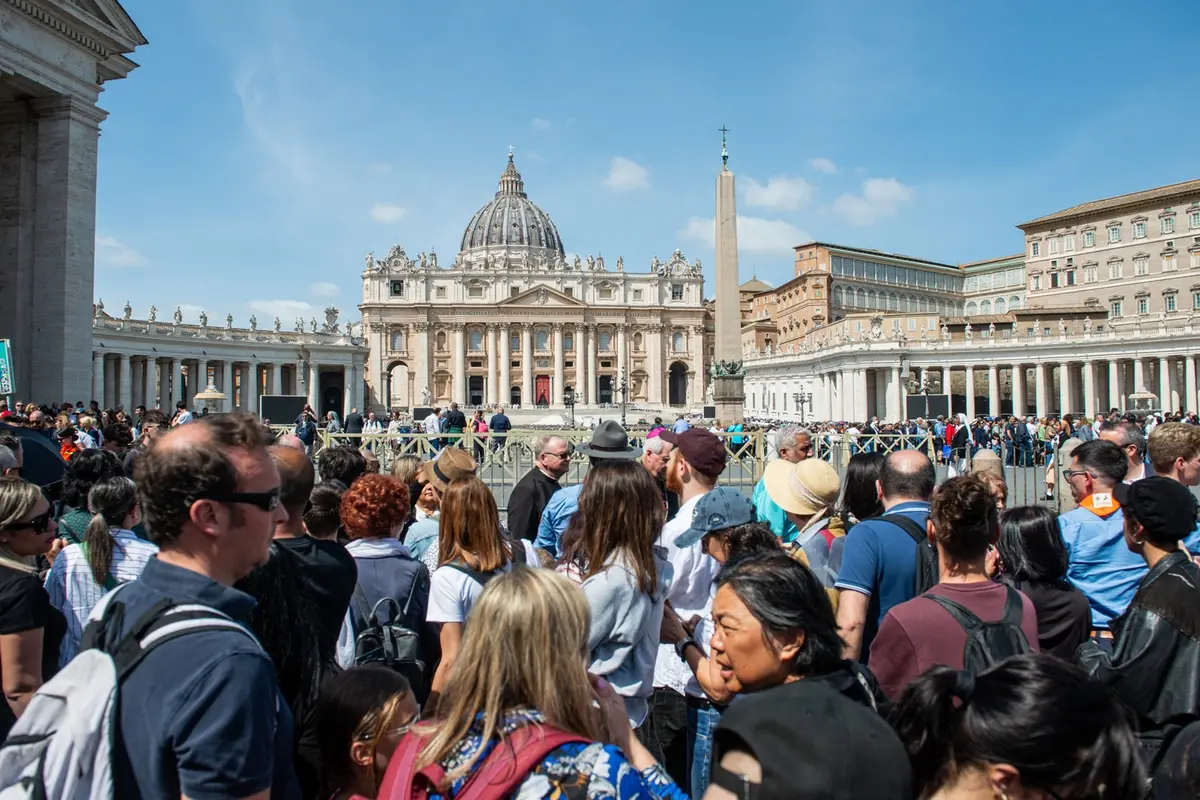 File di turisti e pellegrini a Piazza San Pietro per rendere omaggio alla salma di Papa Francesco I, Citt\\u00E0 del Vaticano, Mercoled\\u00EC 23 Aprile, 2025 (foto Valentina Stefanelli / LaPresse) Lines of tourists and pilgrims in St. Peter\\'s Square to pay homage to the body of Pope Francis I, Vatican City, Wednesday 23 April 2025 (photo Valentina Stefanelli / LaPresse) , LAPRESSE