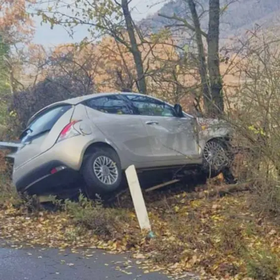 Auto fuori strada “trafitta” dal guard rail, paura per una donna