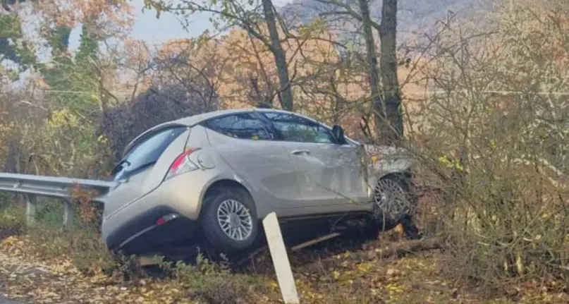 Auto fuori strada “trafitta” dal guard rail, paura per una donna