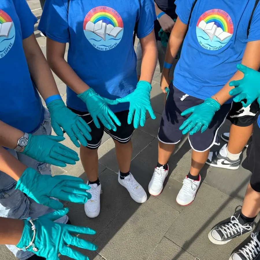 Beach Clean Up Day, 250 studenti ripuliscono il lungomare di Civitavecchia
