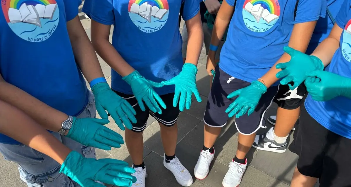 Beach Clean Up Day, 250 studenti ripuliscono il lungomare di Civitavecchia