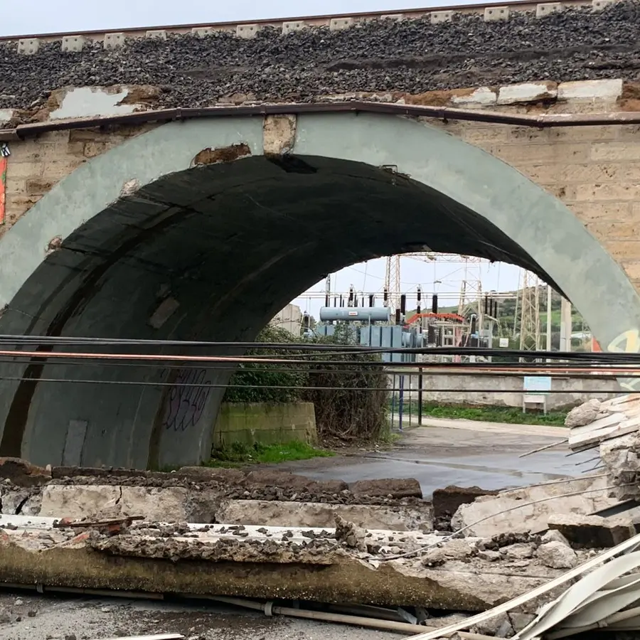 Crollo del parapetto: disagi ferroviari e caos in stazione