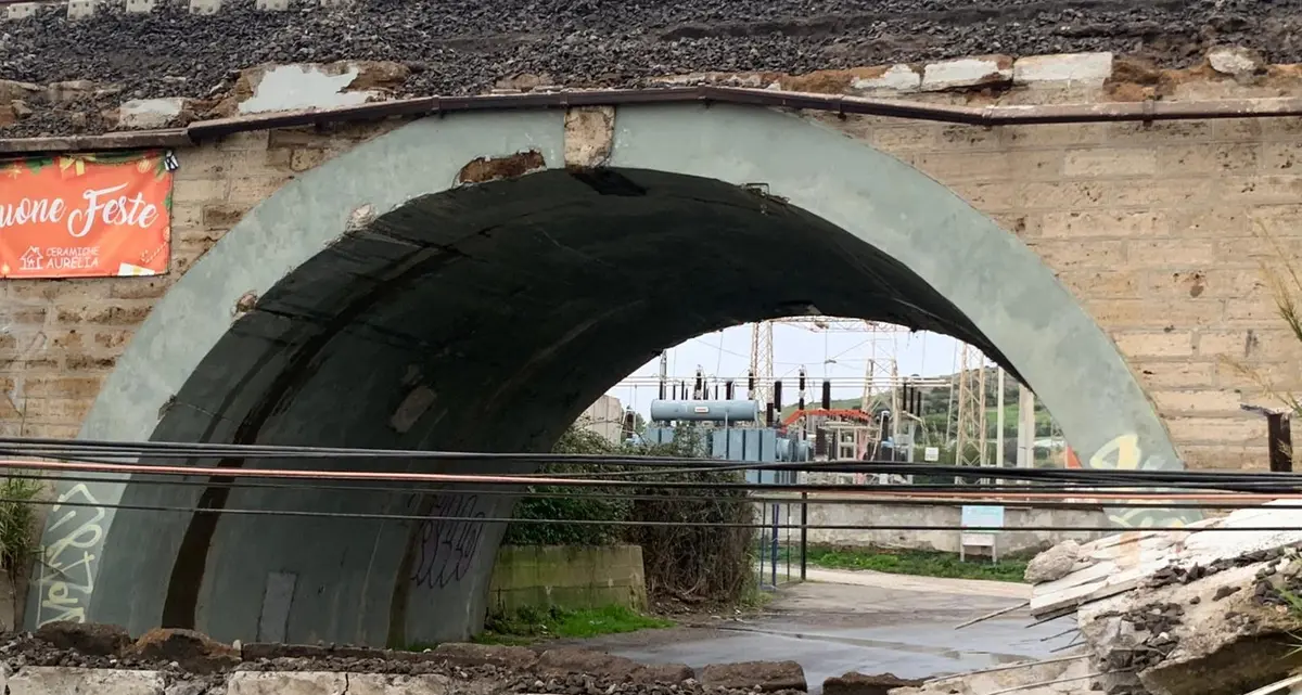 Crollo del parapetto: disagi ferroviari e caos in stazione