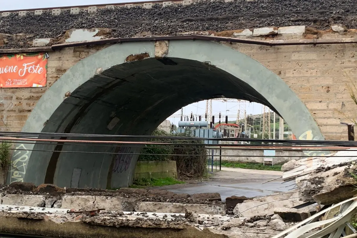 Crollo del parapetto: disagi ferroviari e caos in stazione