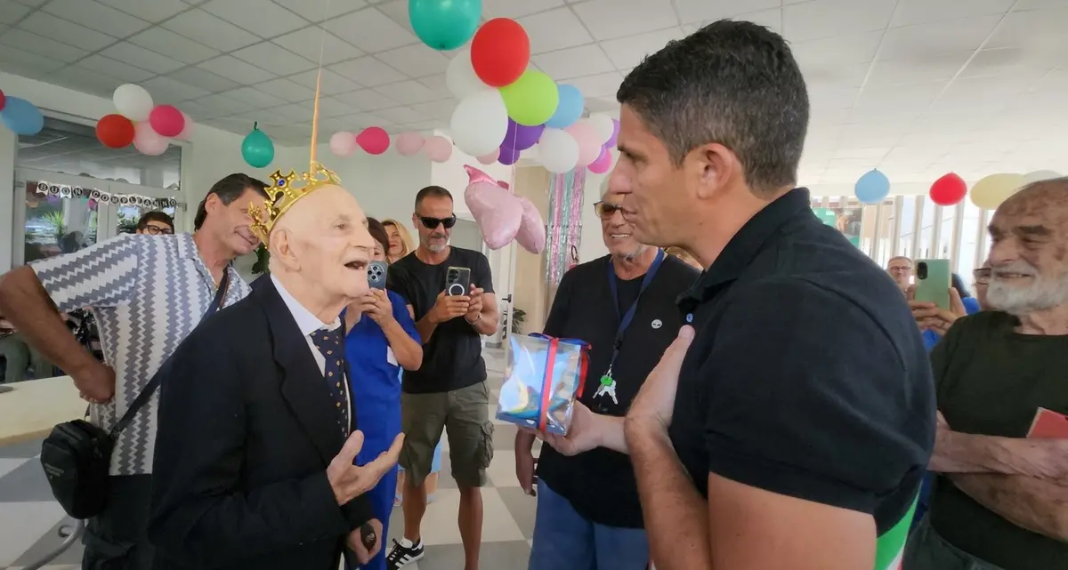Domenico festeggia un secolo e scatta la festa con il sindaco