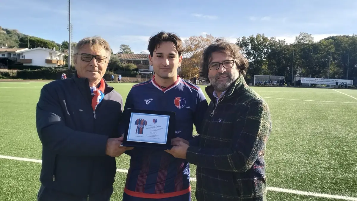 Prima della partita la dirigenza ha consegnato una targa al centrocampista Francesco Cuomo per aver raggiunto le 100 presenze in maglia rossoblu