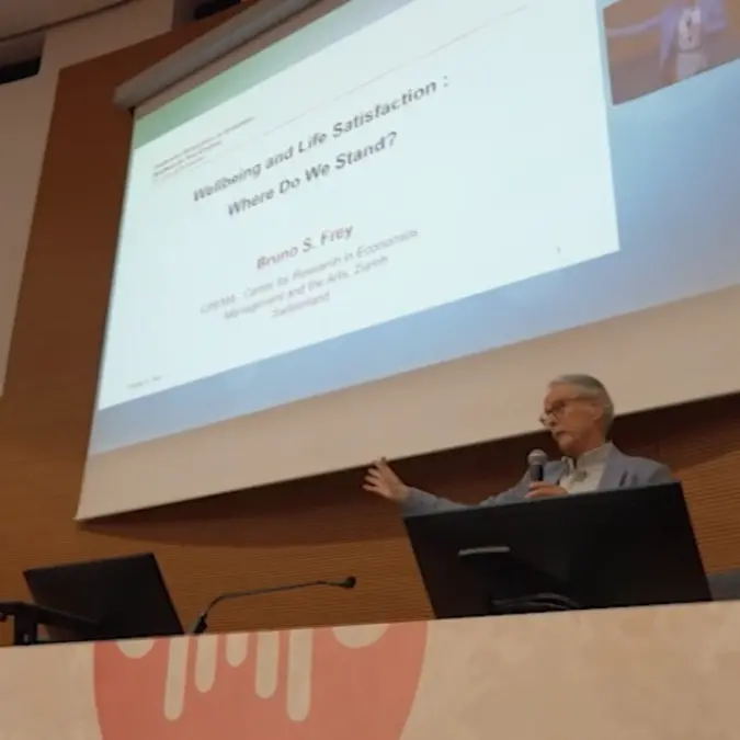 “La democrazia sta colando a picco, dobbiamo lavorare sull’economia politica”